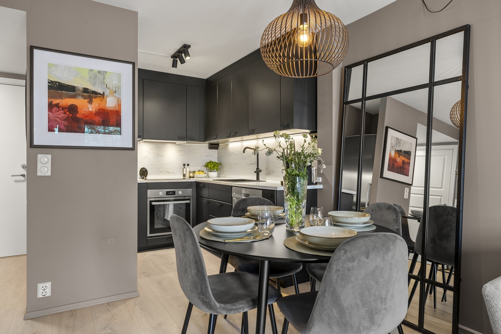 Kjøkkenet ble fornyet i 2021 og har en moderne innredning med glatte, mørke fronter. Galleribilde