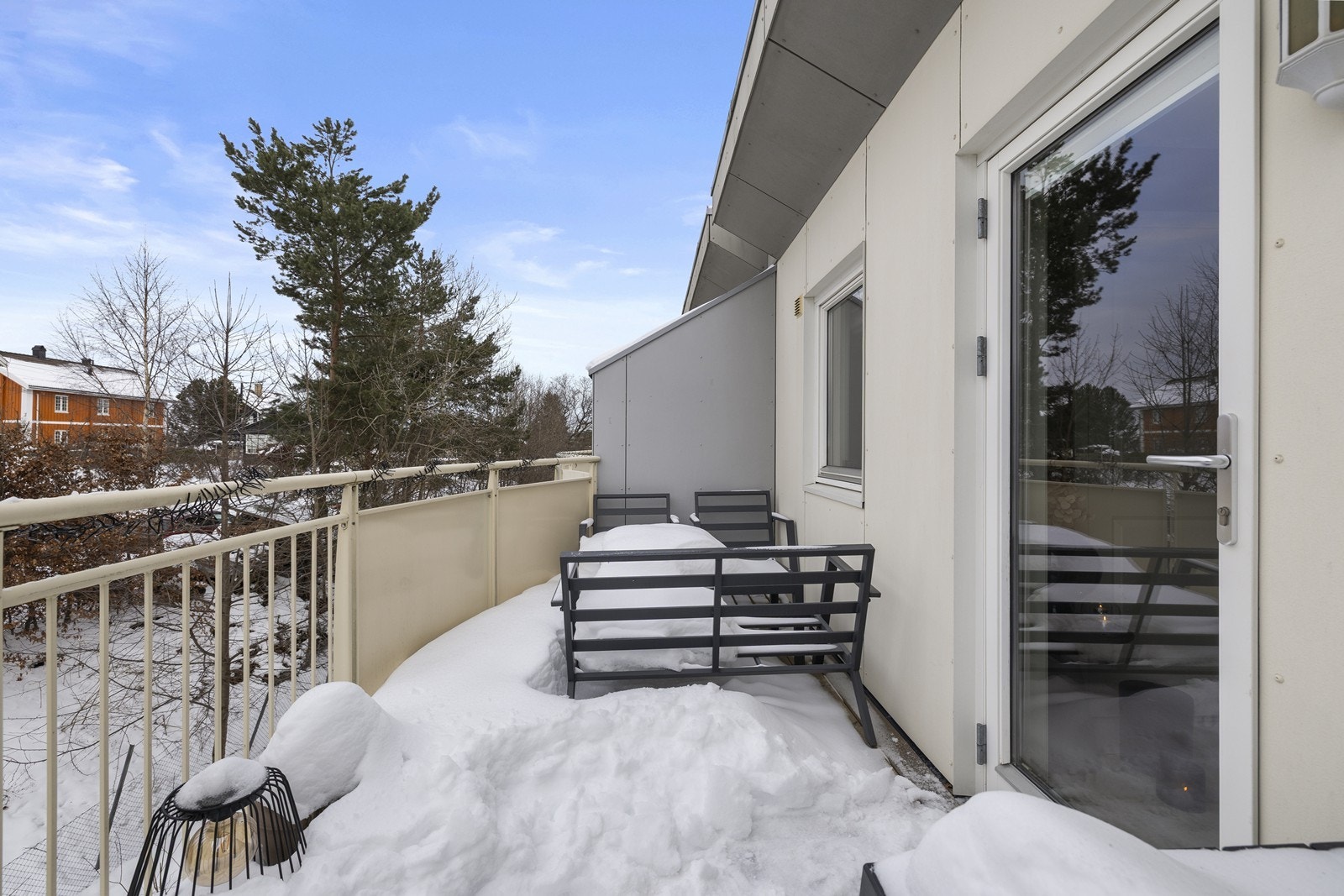 Den romslige balkongen på 12 m² har god plass til en sittegruppe. Galleribilde