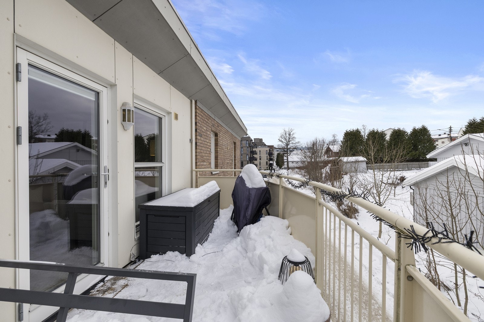 Balkongen har tregulv i impregnert trevirke og et solid rekkverk i stål med plater. Galleribilde