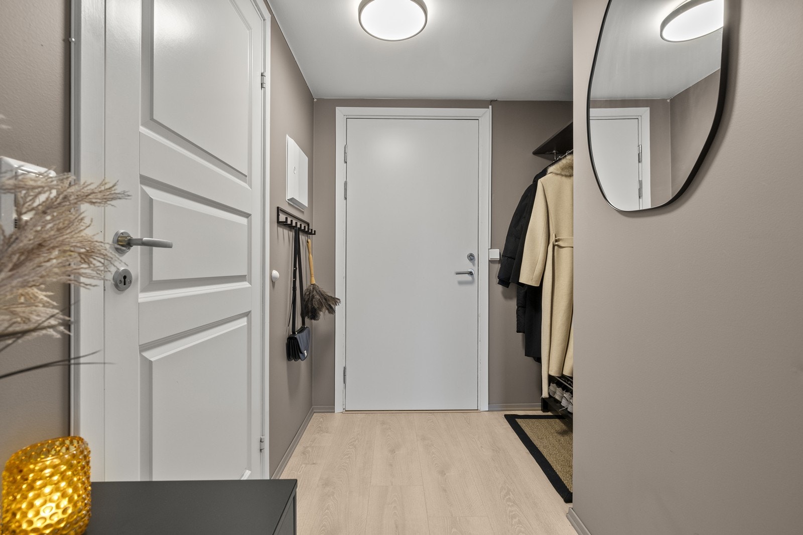 Entréen har adkomst til bad og en praktisk, innvendig bod. Galleribilde