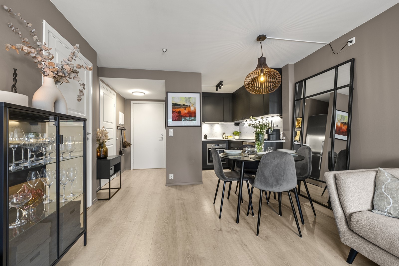 Her er det god plass til en spiseplass i tilknytning til kjøkkenet. Galleribilde