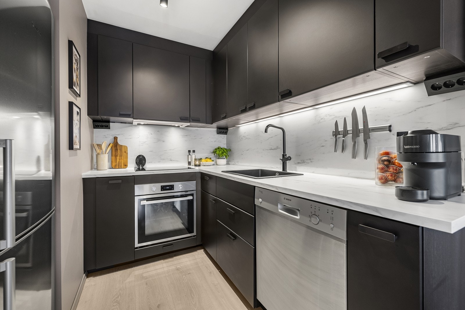 Innredningen har integrert komfyr og platetopp, laminat benkeplate og mekanisk avtrekk. Galleribilde