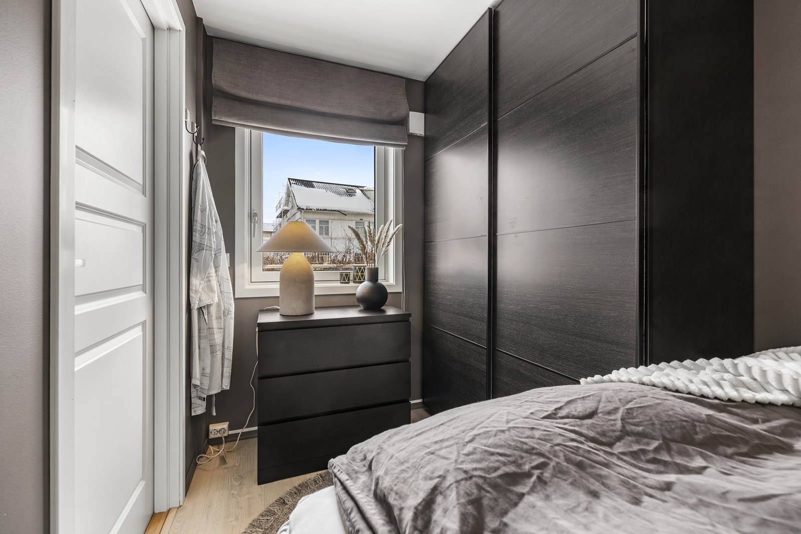 Soverommet har laminatgulv og malte veggflater, i tråd med resten av leiligheten. Galleribilde