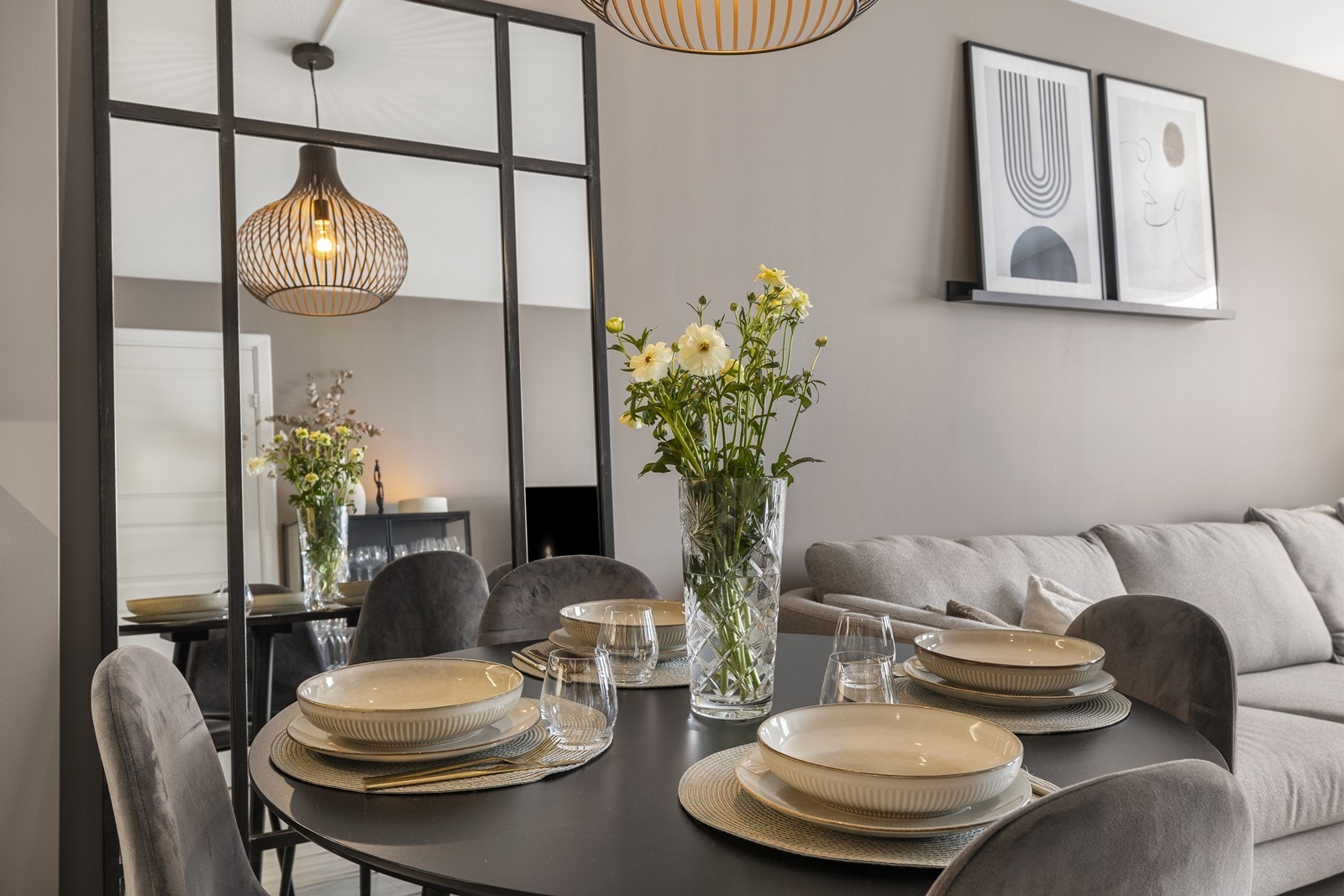 Gjennomtenkte materialvalg og farger skaper en stilren ramme for innredningen. Galleribilde