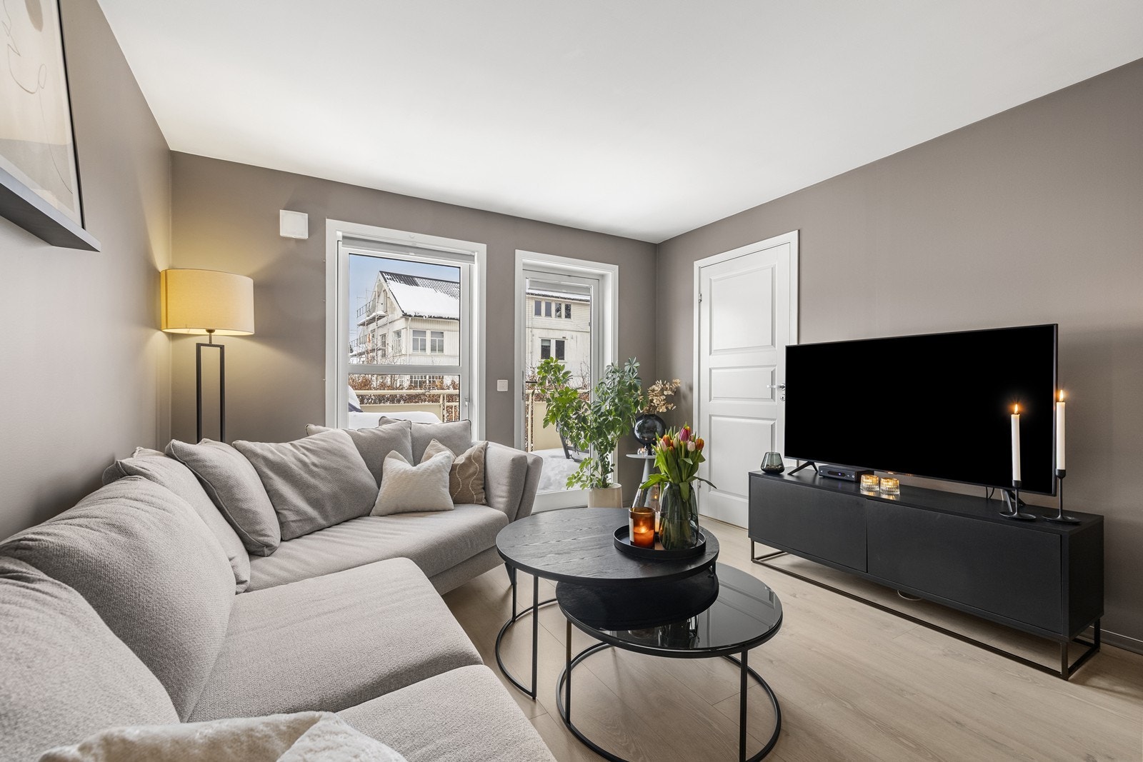 Gjennomgående laminatgulv og malte veggflater gir et helhetlig og tidsriktig uttrykk. Galleribilde