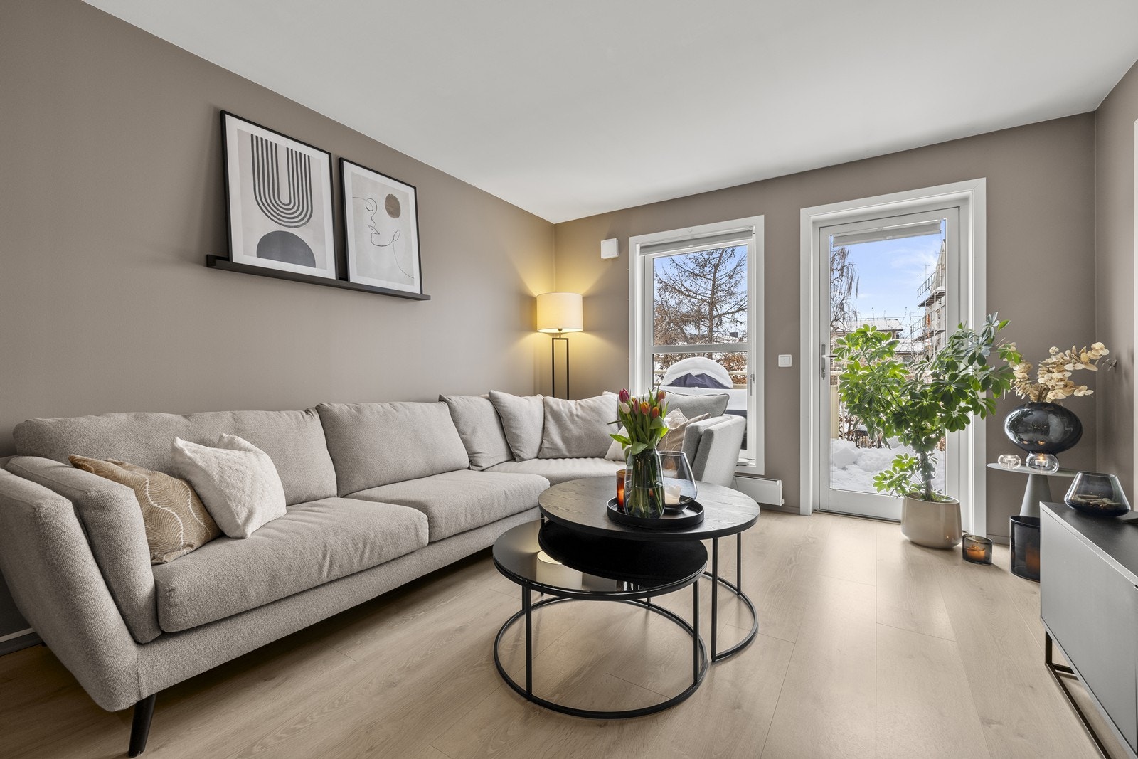 Stuen har en åpen atmosfære med laminatgulv og direkte utgang til balkongen. Galleribilde