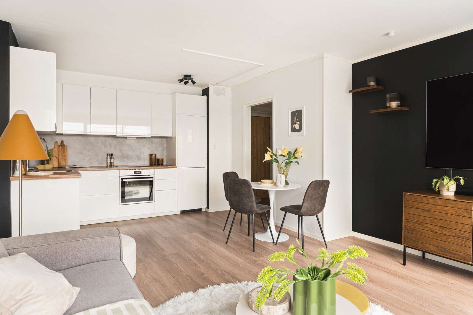 Fin stue med åpen kjøkkenløsning som måler 24,1 kvm. Galleribilde