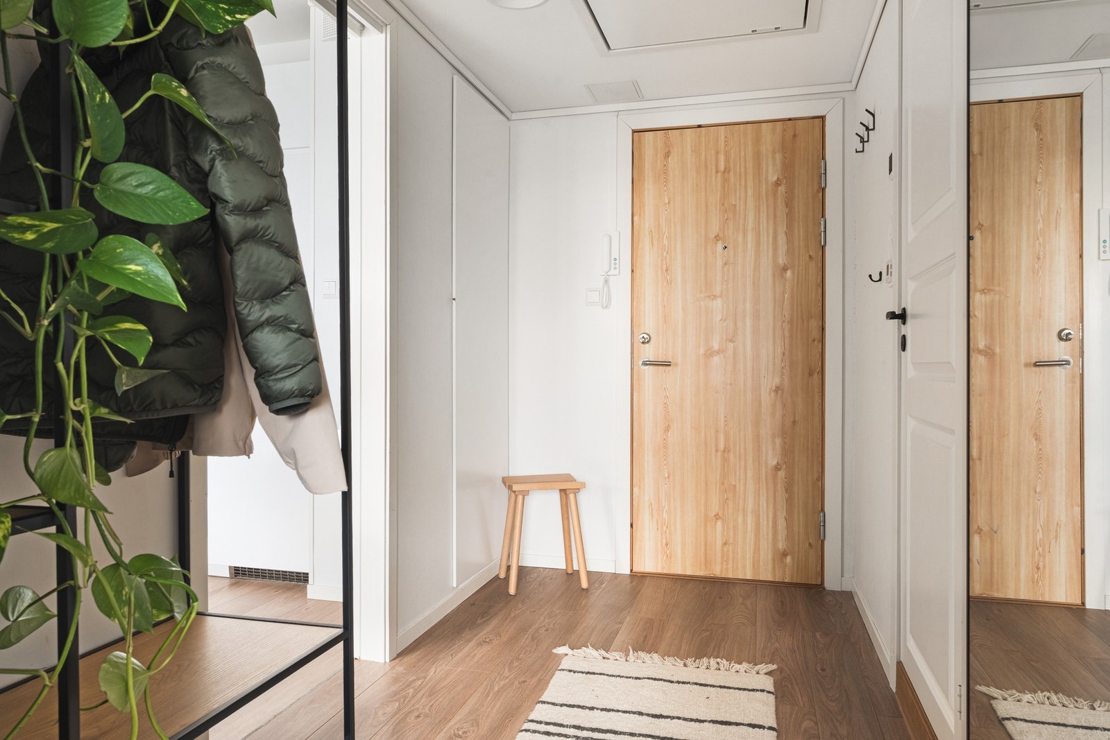 Her har man praktisk garderobeløsning med god plass til å henge fra seg yttertøy. Galleribilde