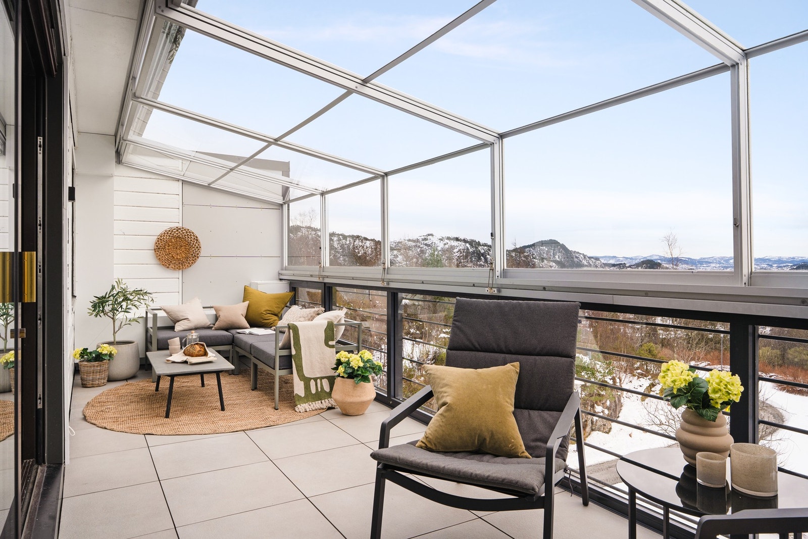 Nydelig innglasset balkong på 15,2 kvm. Galleribilde