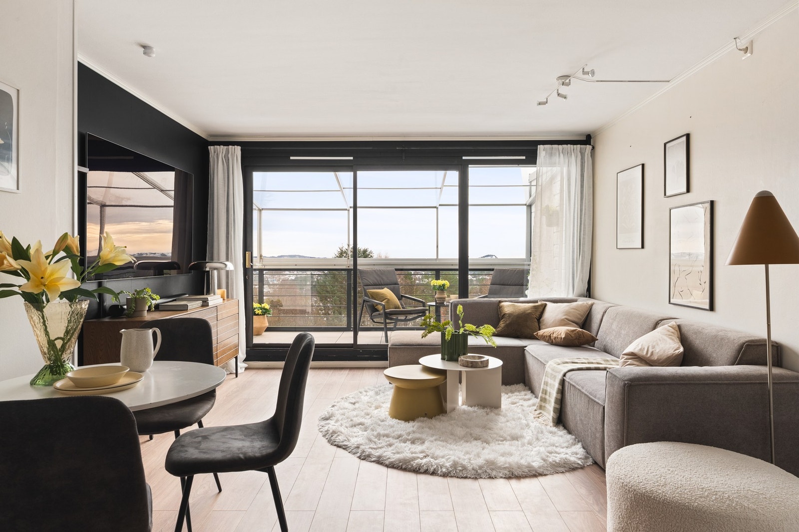 En flott 2-roms toppleilighet med nydelig innglasset balkong. Galleribilde