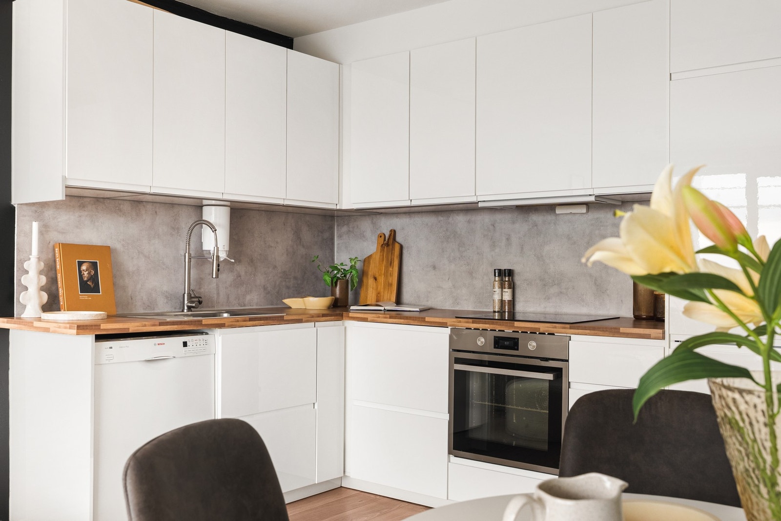 Det er god skap- og benkeplass på kjøkkenet. Galleribilde