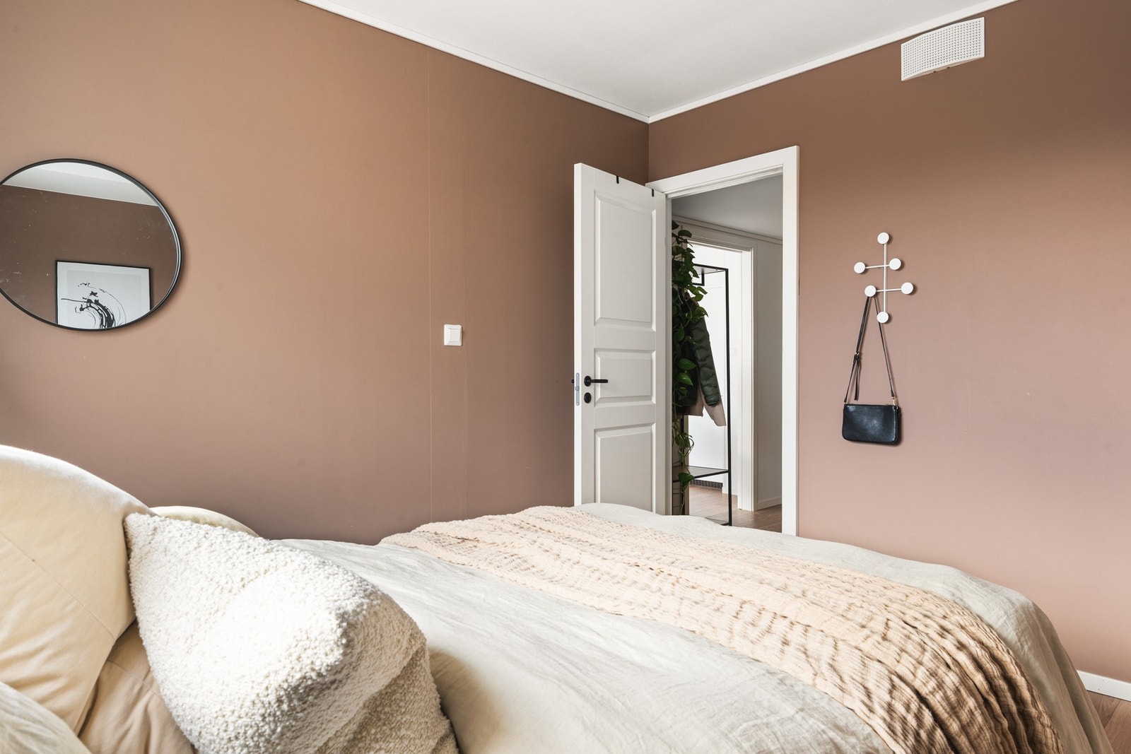 På soverommet er det god plass til dobbeltseng, garderobe og tilhørende møblement. Galleribilde