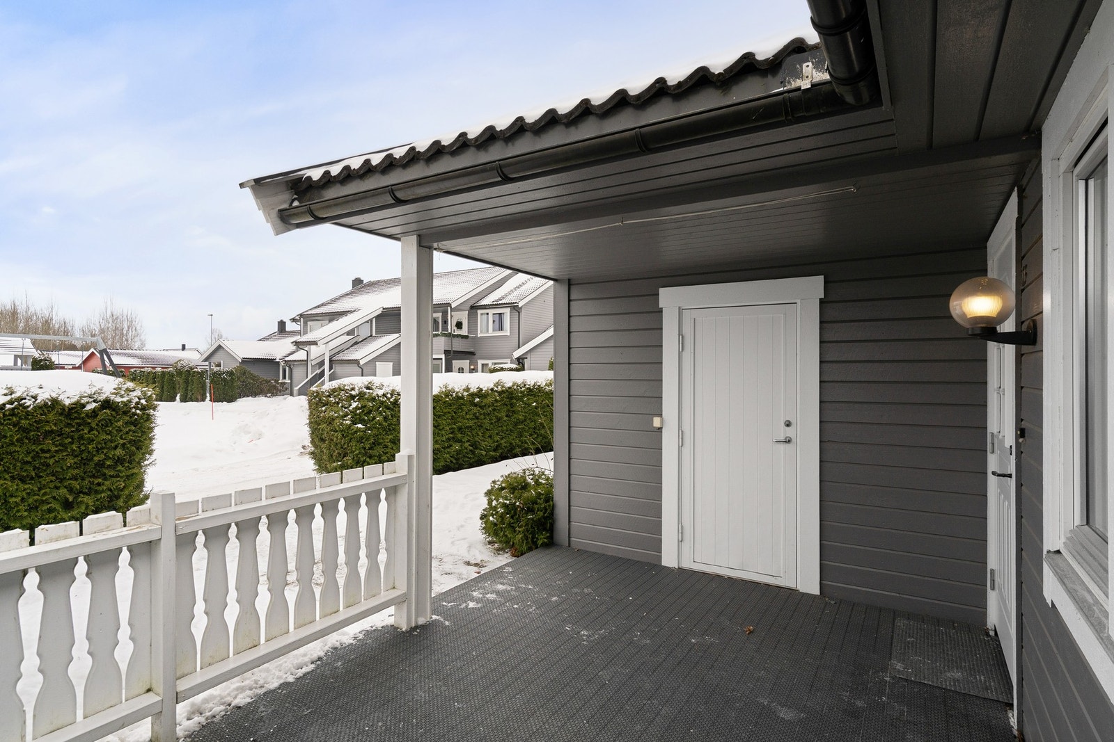Romslig terrasse og overbygd inngangsparti. Dør til boden sees rett frem i bildet. Her er det morgensol Galleribilde