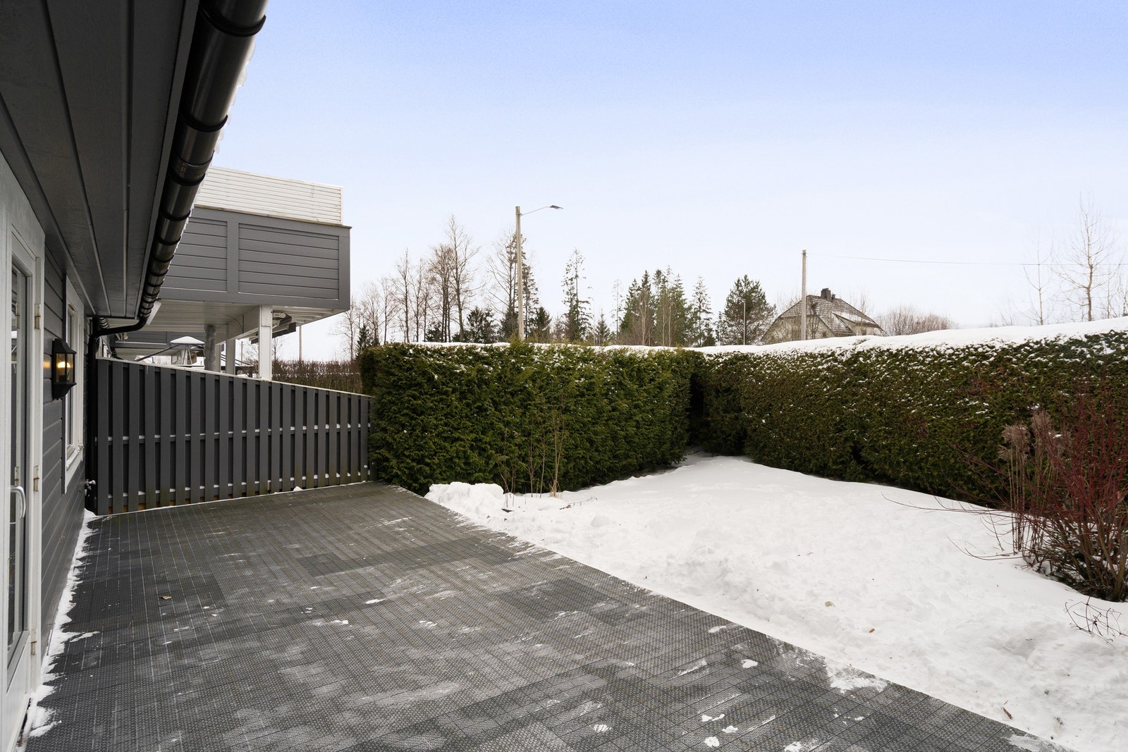 Stor terrasse mot vest i skjermede og solrike omgivelser Galleribilde