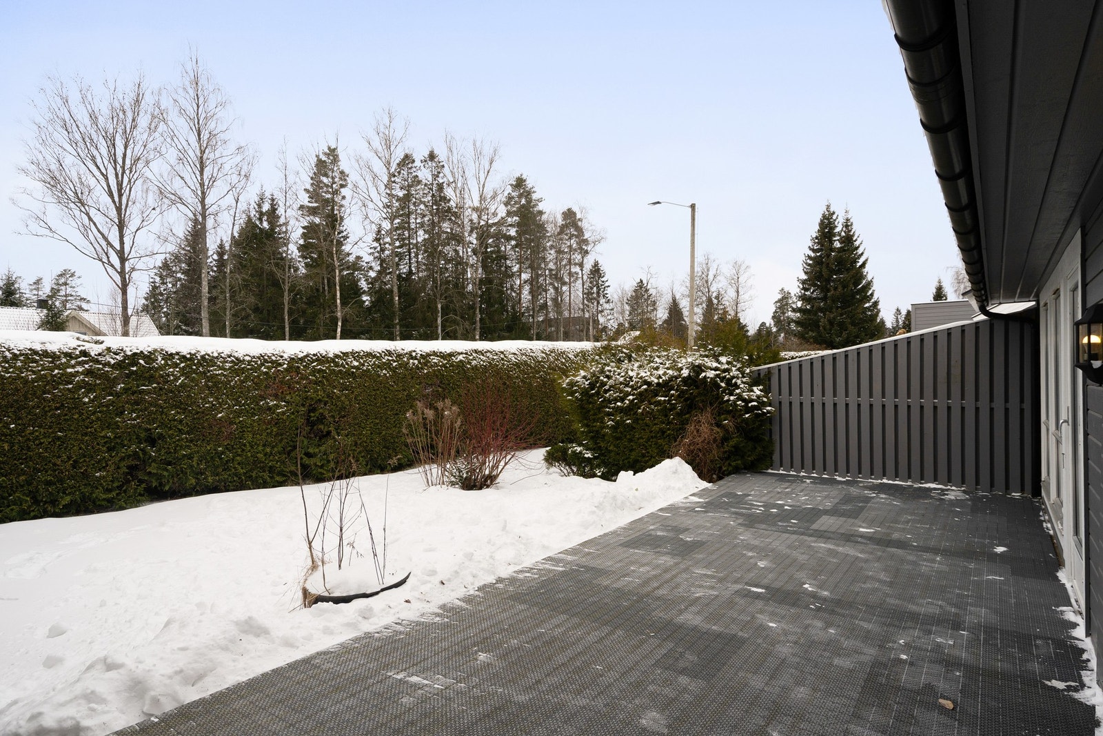 Det er stor vestvendt terrasseplatting i skjermede og solrike omgivelser Galleribilde