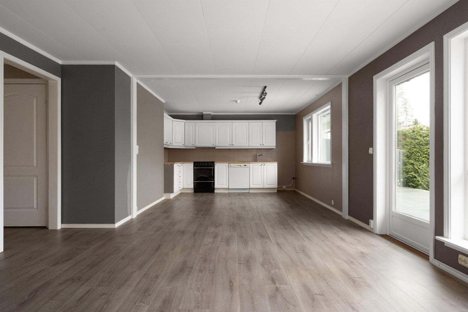 Romslig og stor stue med åpen løsning til kjøkkenet. Vegg mellom stue og kjøkken er med fordel fjernet Galleribilde