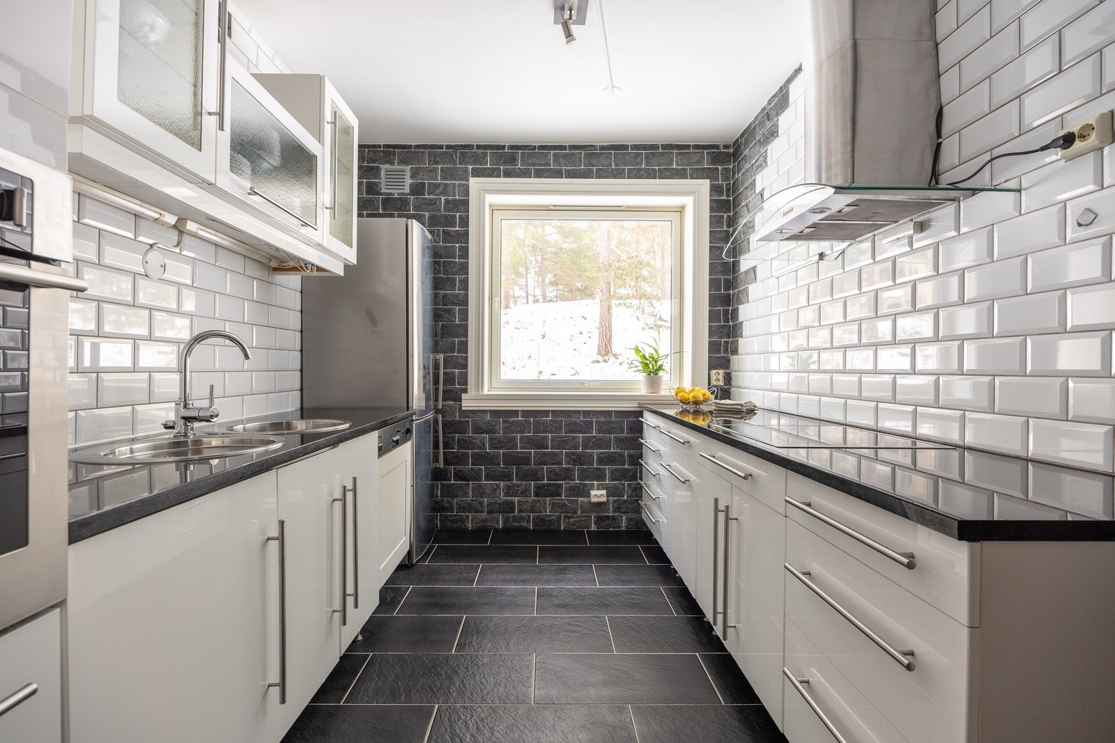 Sosialt og luftig kjøkken med praktiske løsninger samt godt med både skap- og benkeplass. Galleribilde