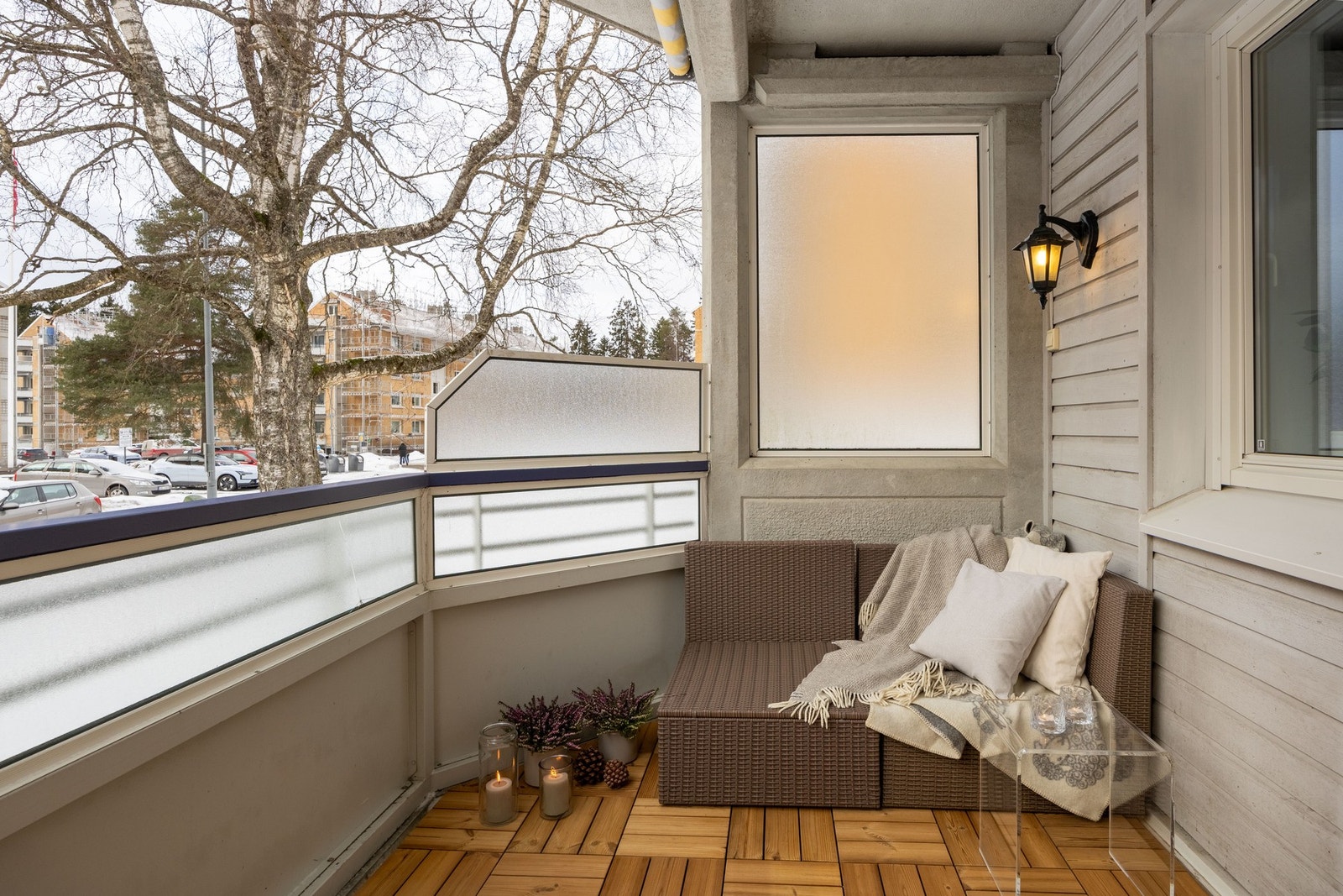 Morgensol på kjøkkensiden og flott kveldssol mot stue/balkong-siden. Galleribilde