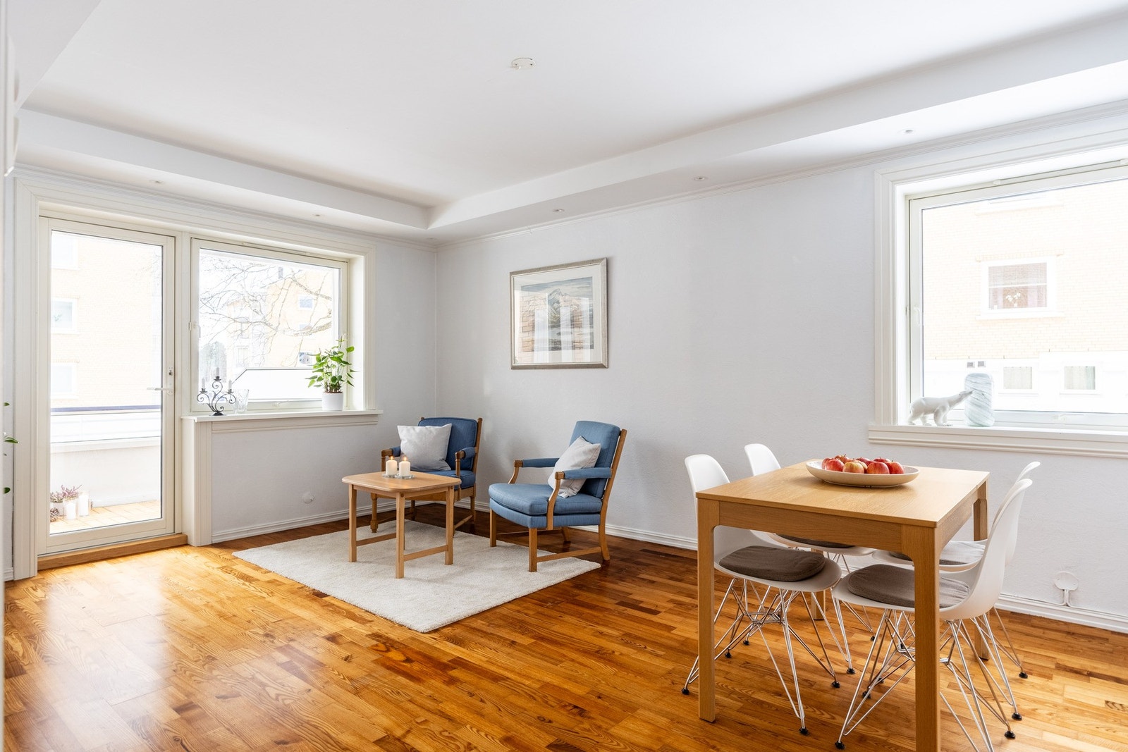 Attraktiv 3-roms endeleilighet med flott balkong, peis og kort vei til marka. Galleribilde