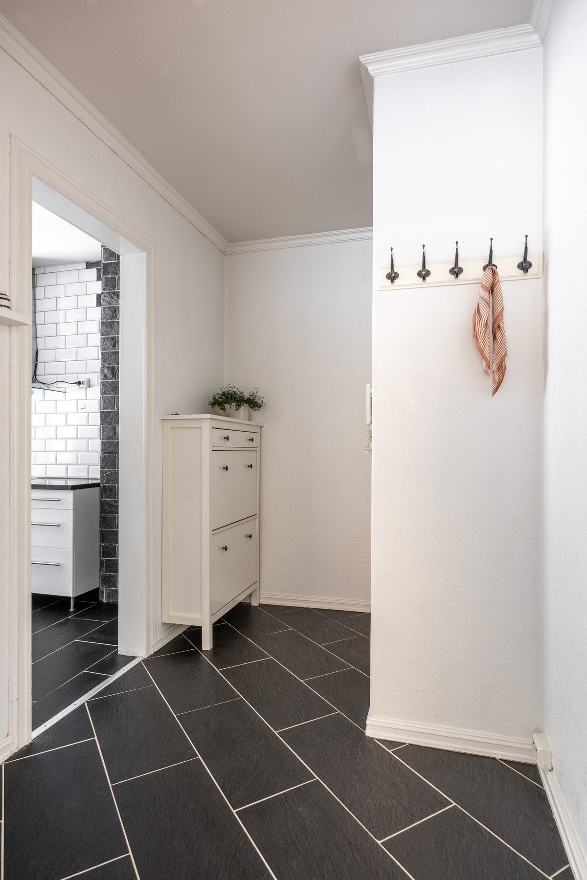 Stor og luftig entré belagt med fliser. God plass til oppheng av yttertøy. Galleribilde