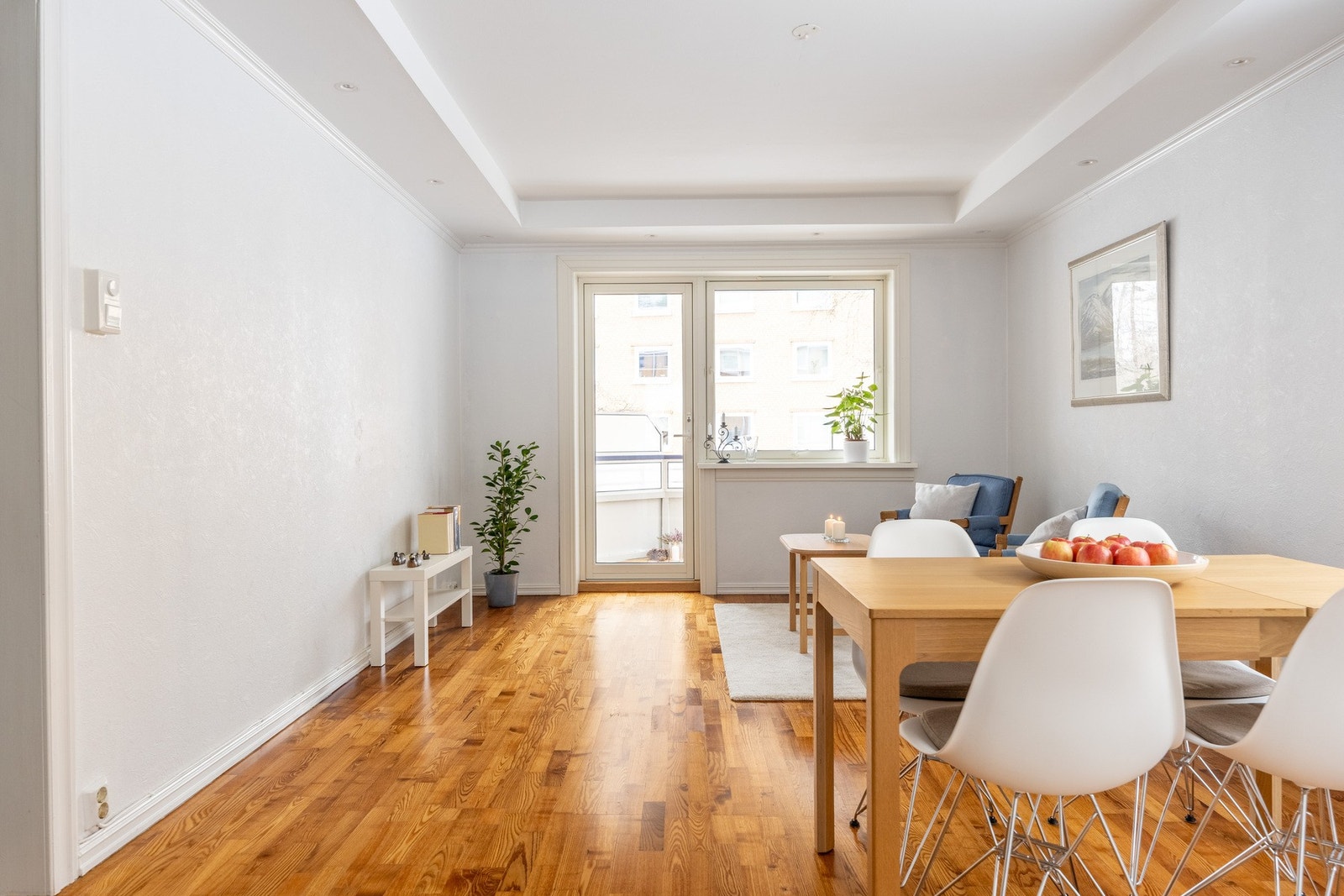 Leiligheten har store vindusflater som slipper inn mye naturlig lys. Galleribilde