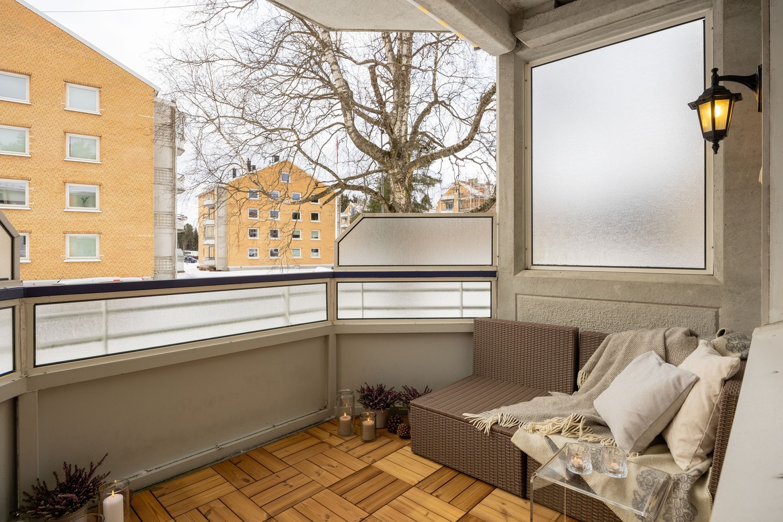 Utgang fra stue til hyggelig balkong på 7 kvm vendt mot frodige omgivelser. Galleribilde