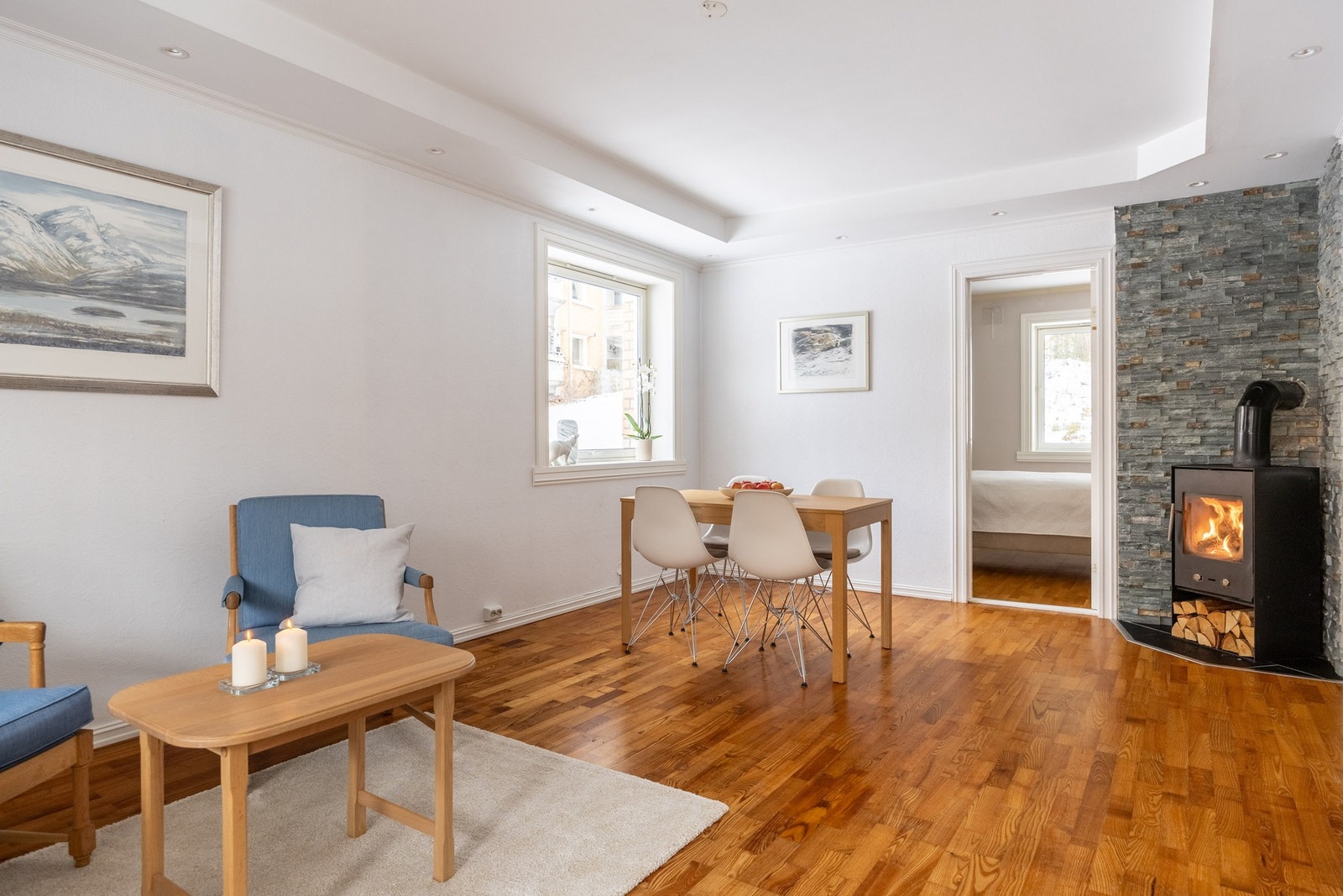 Innredet med peis som skaper en behagelig varme. Galleribilde