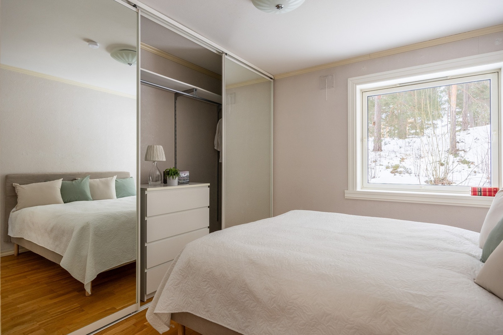 Hovedsoverom med stor garderobeløsning. Galleribilde