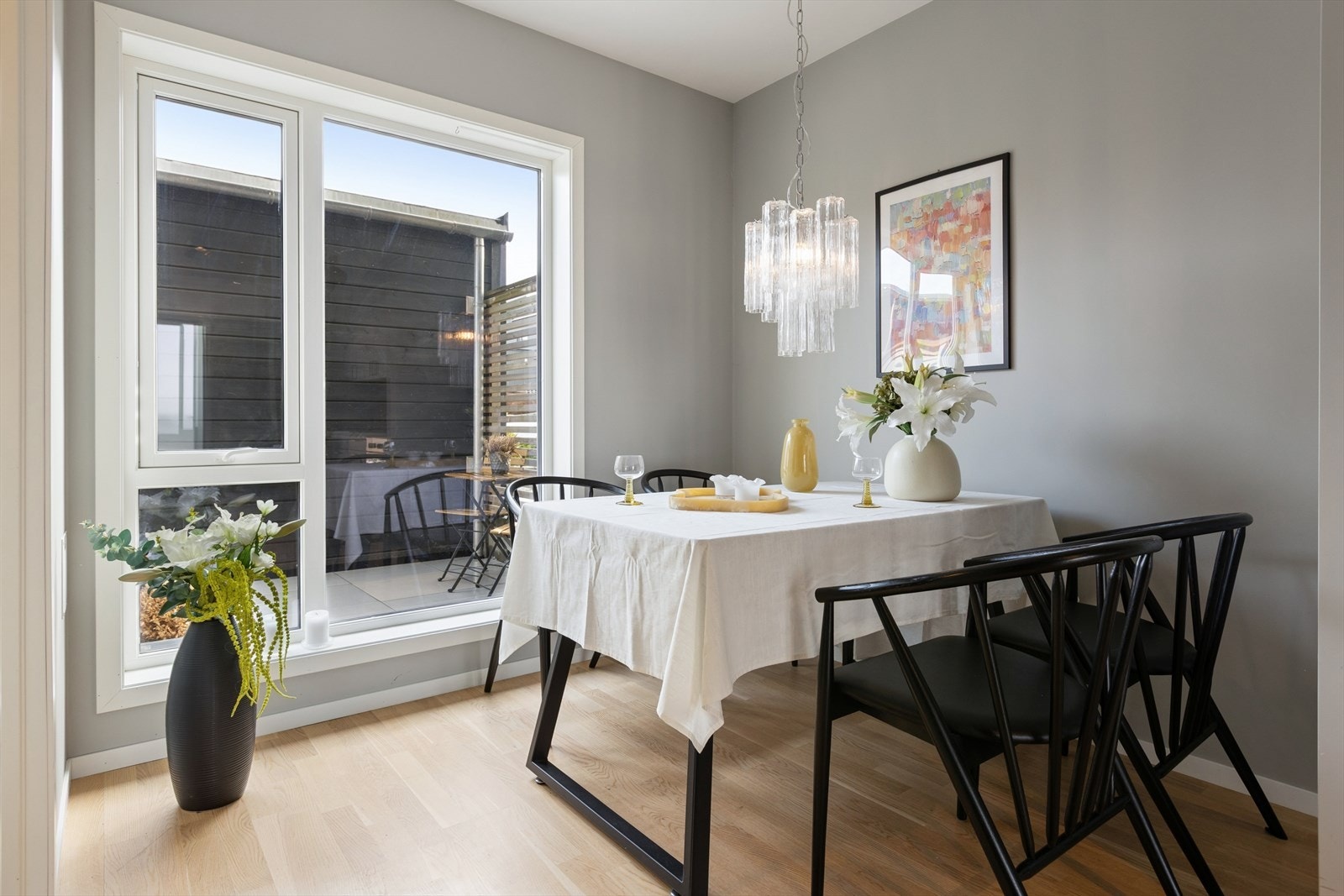 Hyggelig spiseplass med rom for en stor spisestue, hvor det er plass til mange rundt bordet. Galleribilde