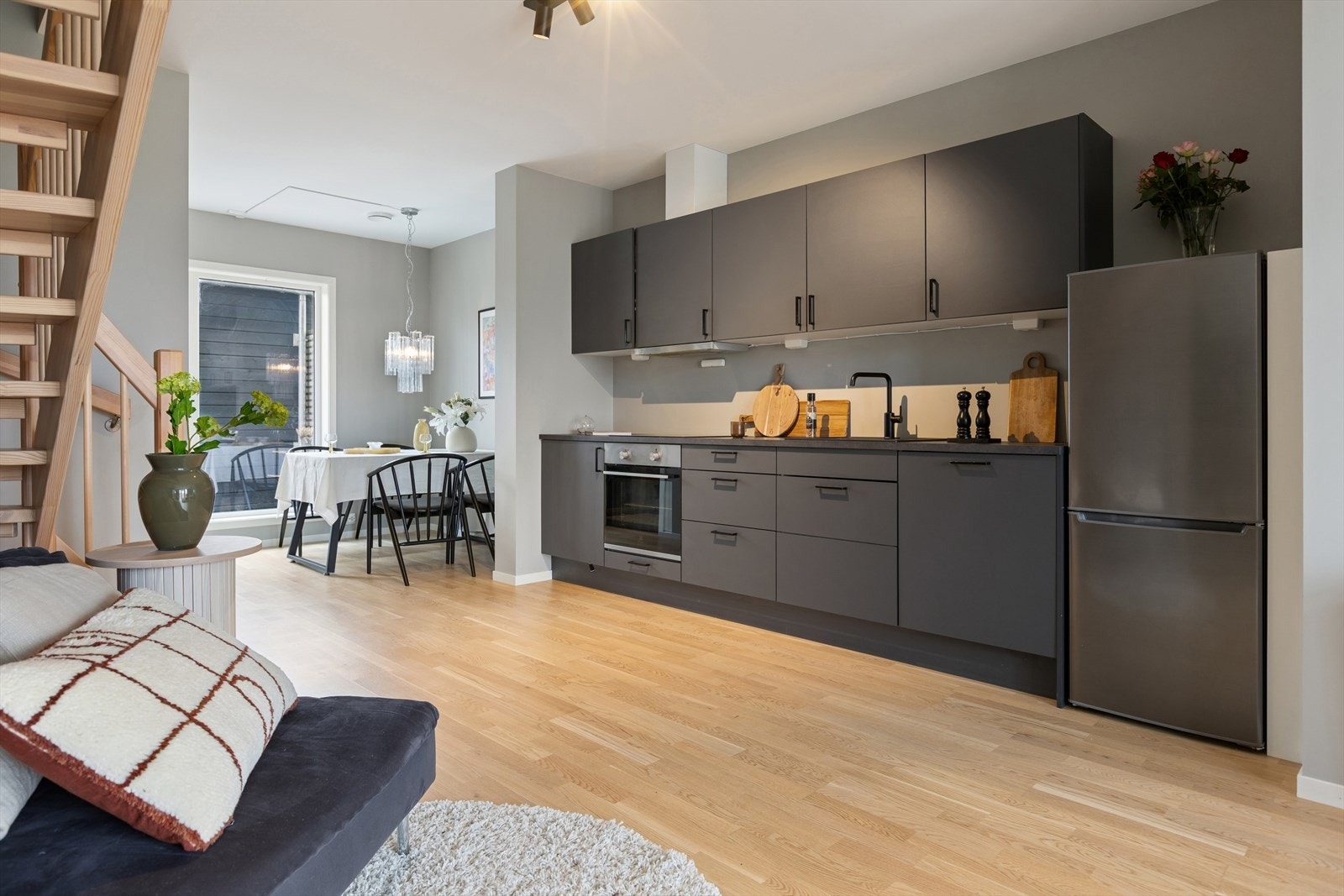 Kjøkkenet har en åpen løsning mot stuen, noe som skaper en sosial og hyggelig atmosfære. Galleribilde