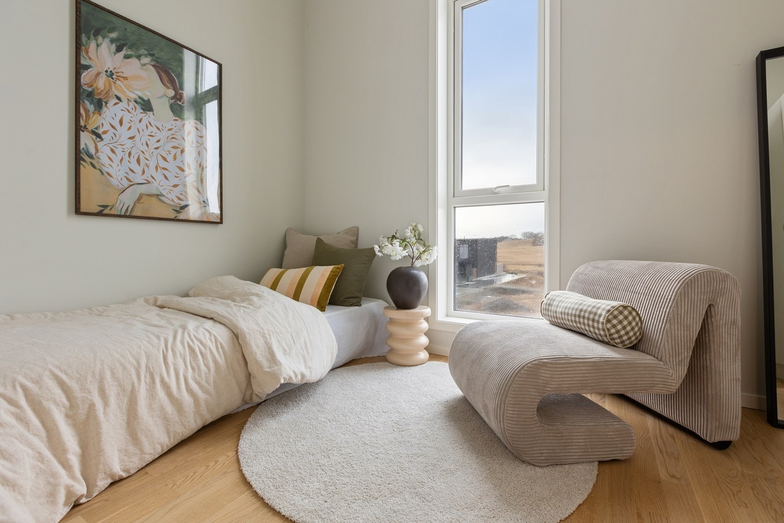 Soverom nr. to er noe mindre og passer fint til barnerom eller gjesterom. Galleribilde