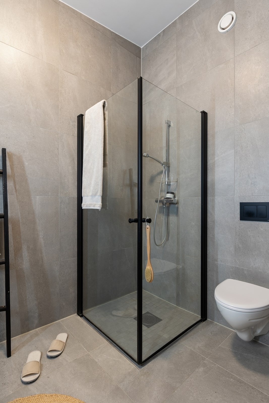 Dusjhjørne med nedsenkning og vegghengt tolalett. Galleribilde