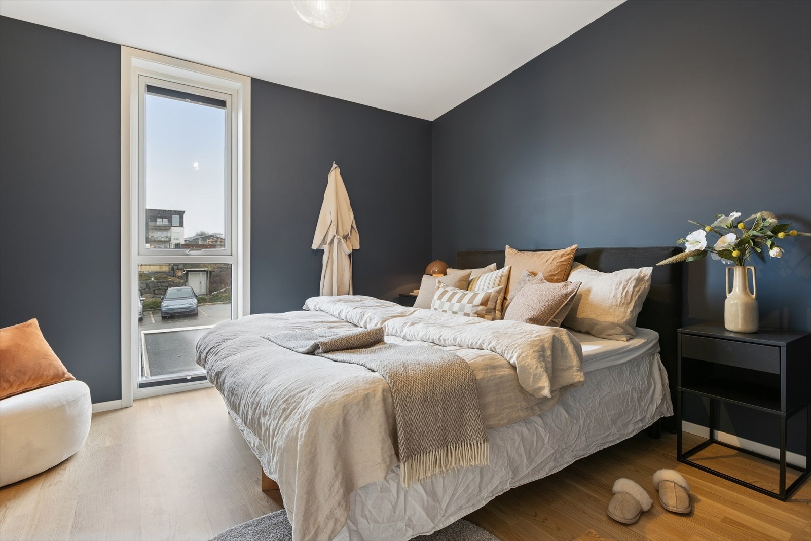 Romslig hovedsoverom med parkettgulv og naturlig lysinnslipp. Galleribilde