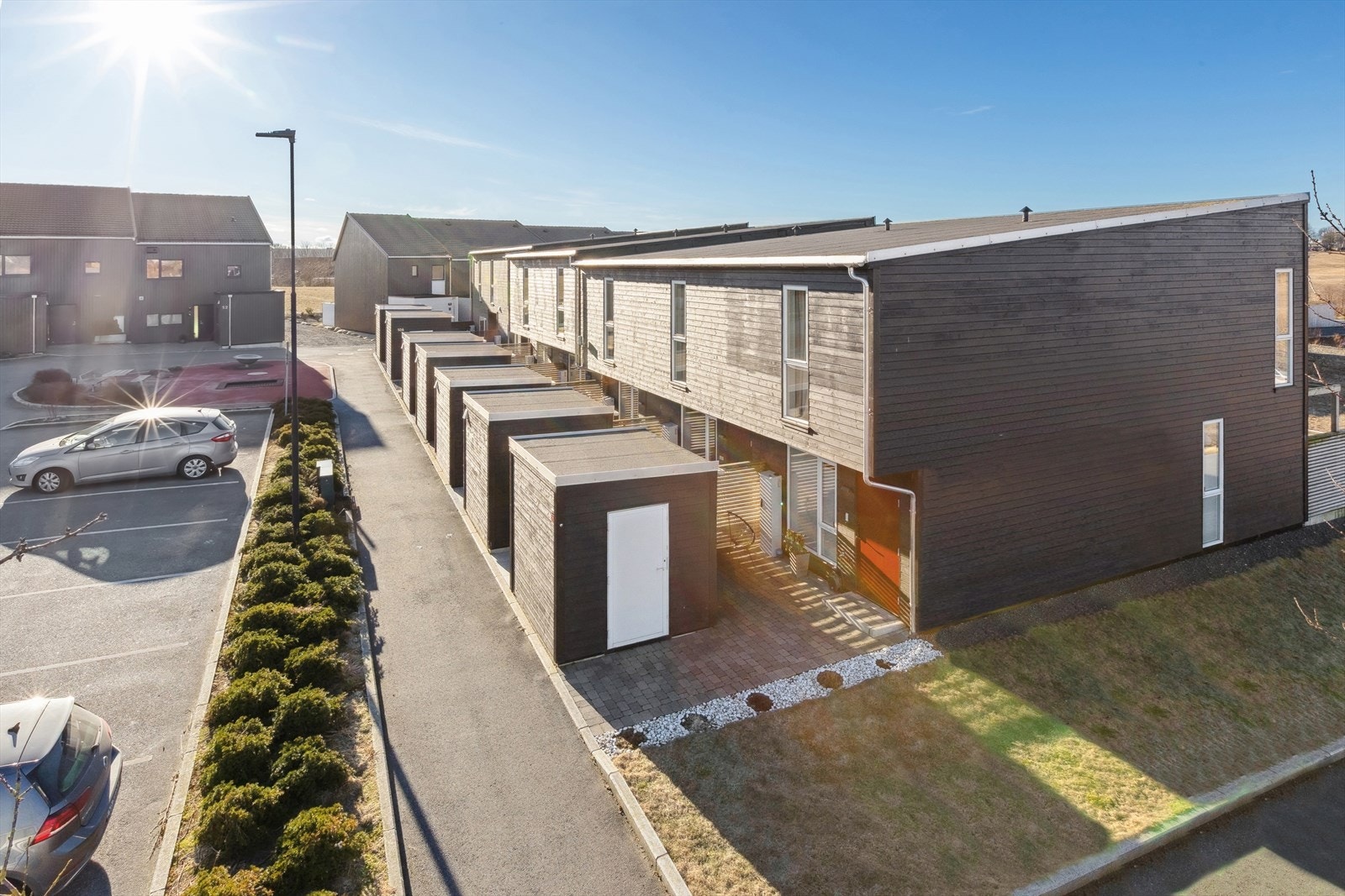 Boligen ligger i et nyere boligområde på Bryne, preget av moderne bebyggelse. Området er del av et boligprosjekt oppført rundt 2021, og fremstår som velstelt, rolig og familievennlig. Galleribilde