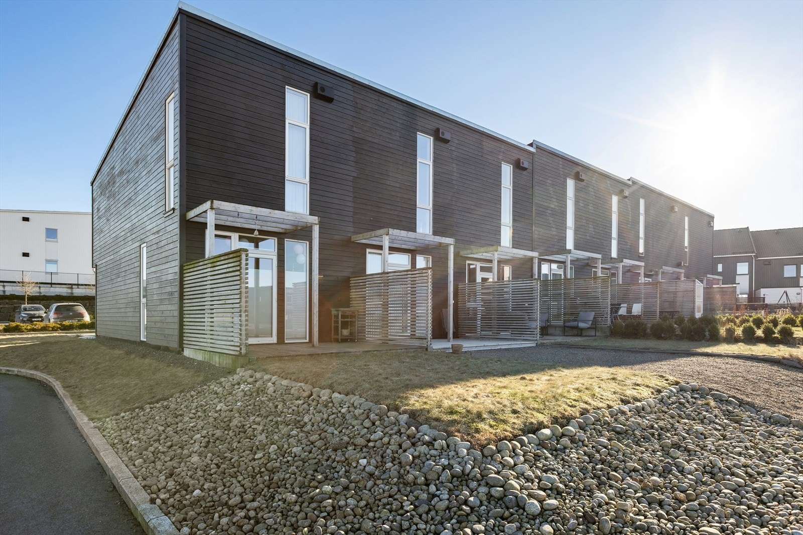 Beliggenheten gir nærhet til Bryne sentrum, hvor du finner et bredt utvalg av butikker, servicetilbud og kollektivknutepunkter. Galleribilde