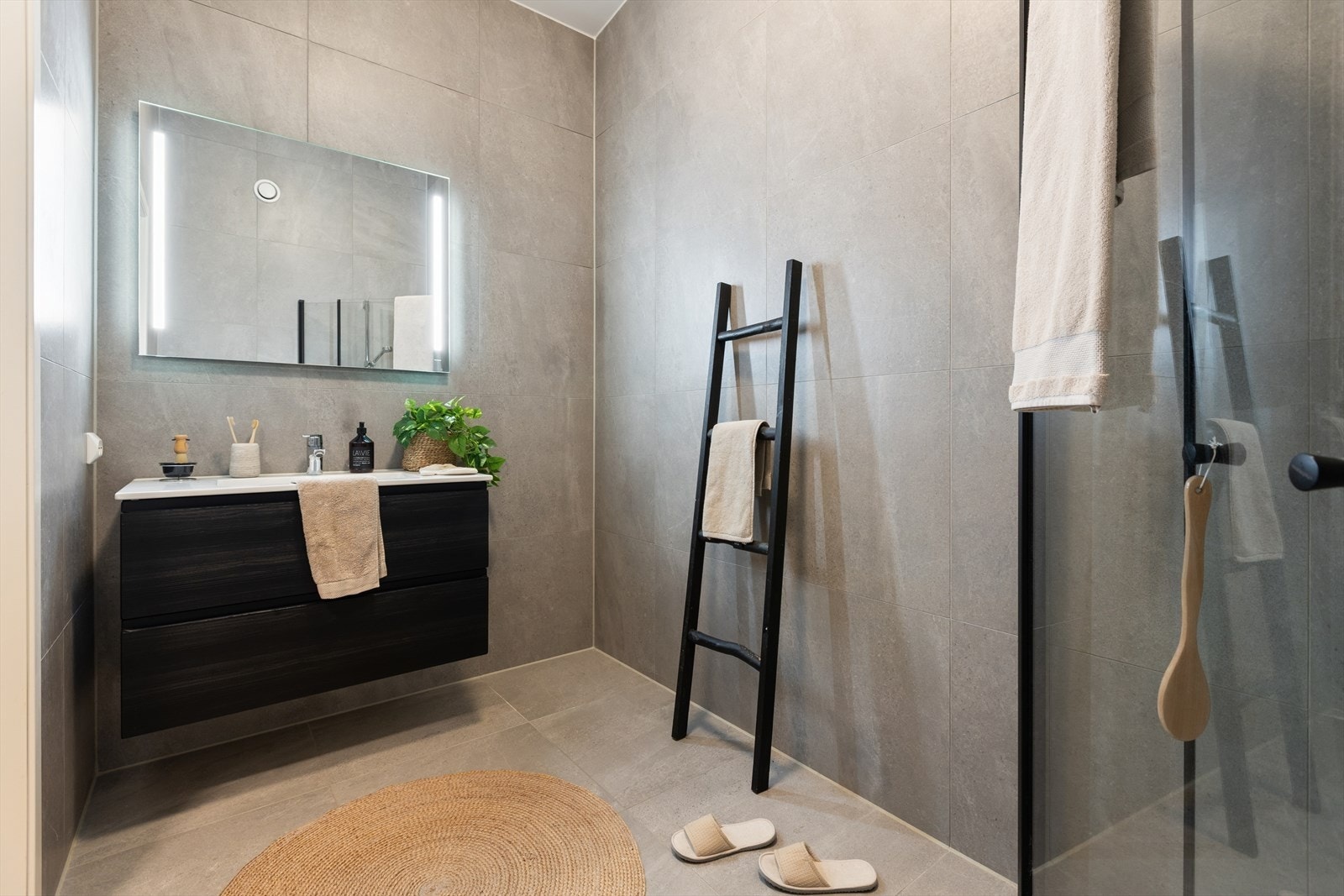 Baderommet er delikat innredet og er oppgradert utover standard leveranse. Flislagte vegger og gulv gir et moderne uttrykk, og vannbåren gulvvarme sørger for ekstra komfor Galleribilde