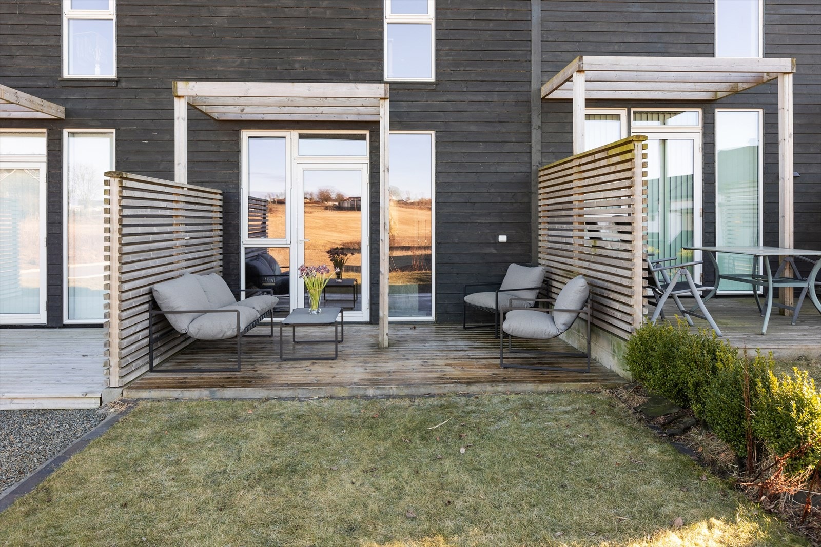 Område i forlengelsen av plattingen er opparbeidet med plen og beplantning. Galleribilde