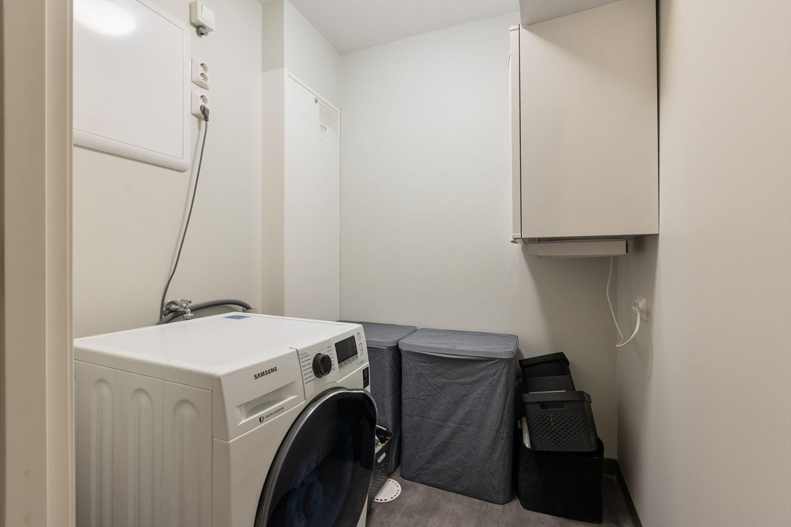 Bod/teknisk rom i 2. etasje har vinylbelegg på gulv og opplegg for vaskemaskin. Galleribilde