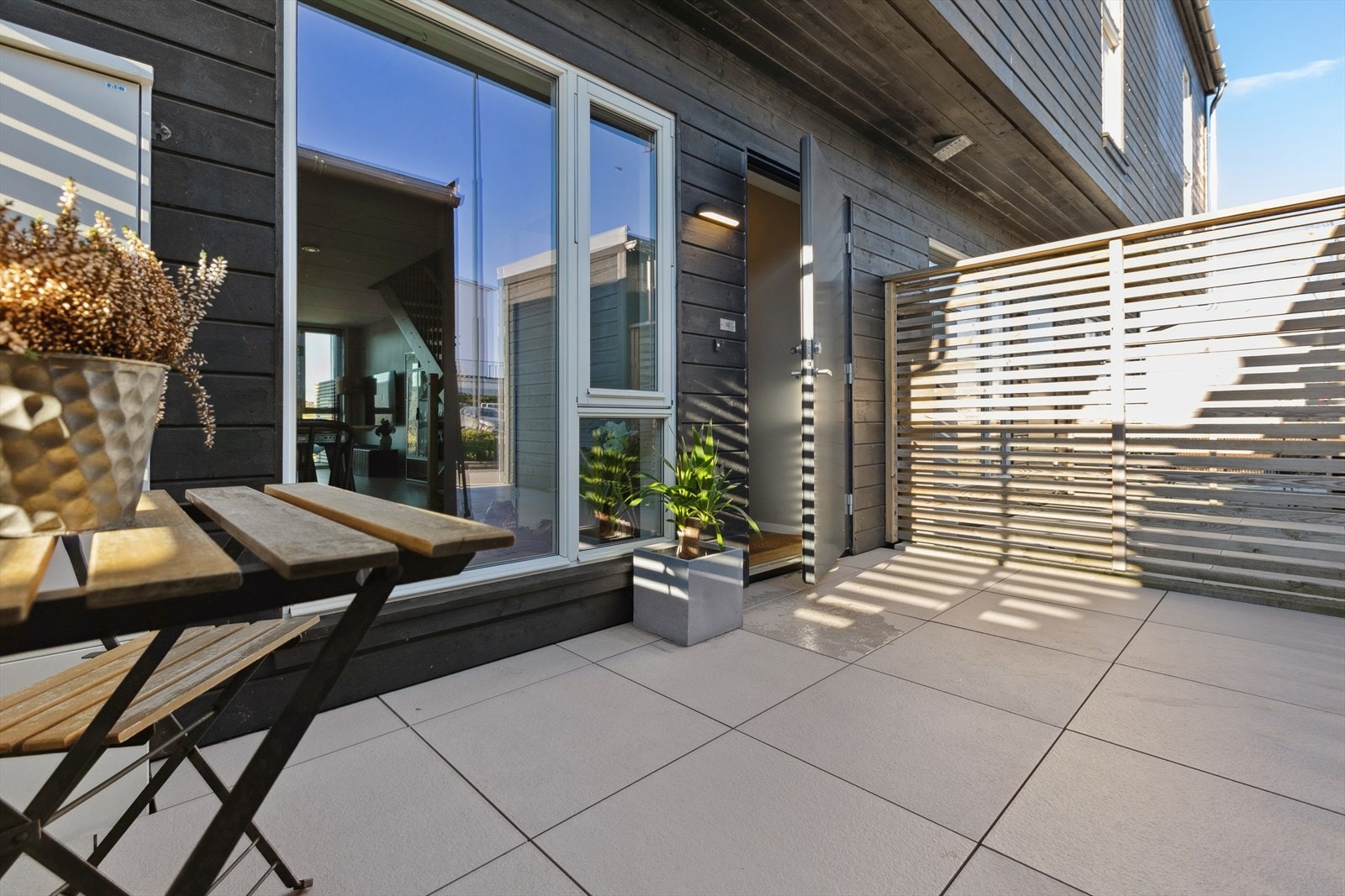 Platting ved entréen på 14 m2 gir et praktisk inngangsparti. Galleribilde