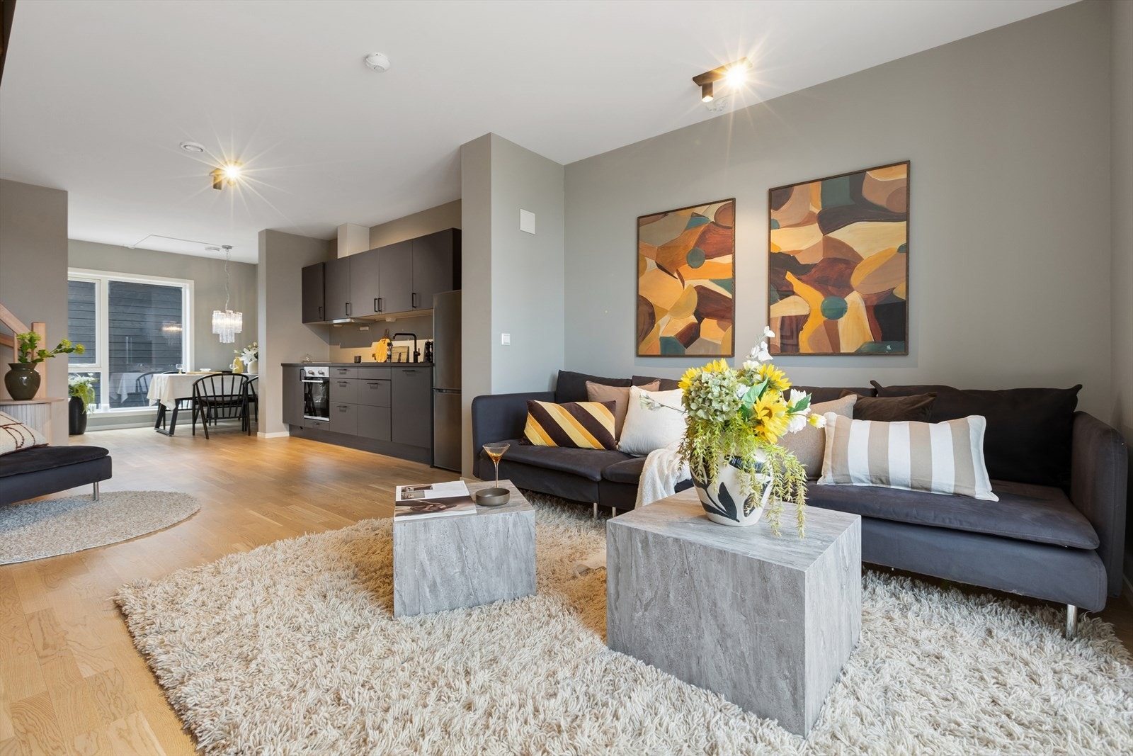 Åpen løsning mellom stue og kjøkken gir romslig oppholdsareal. Galleribilde