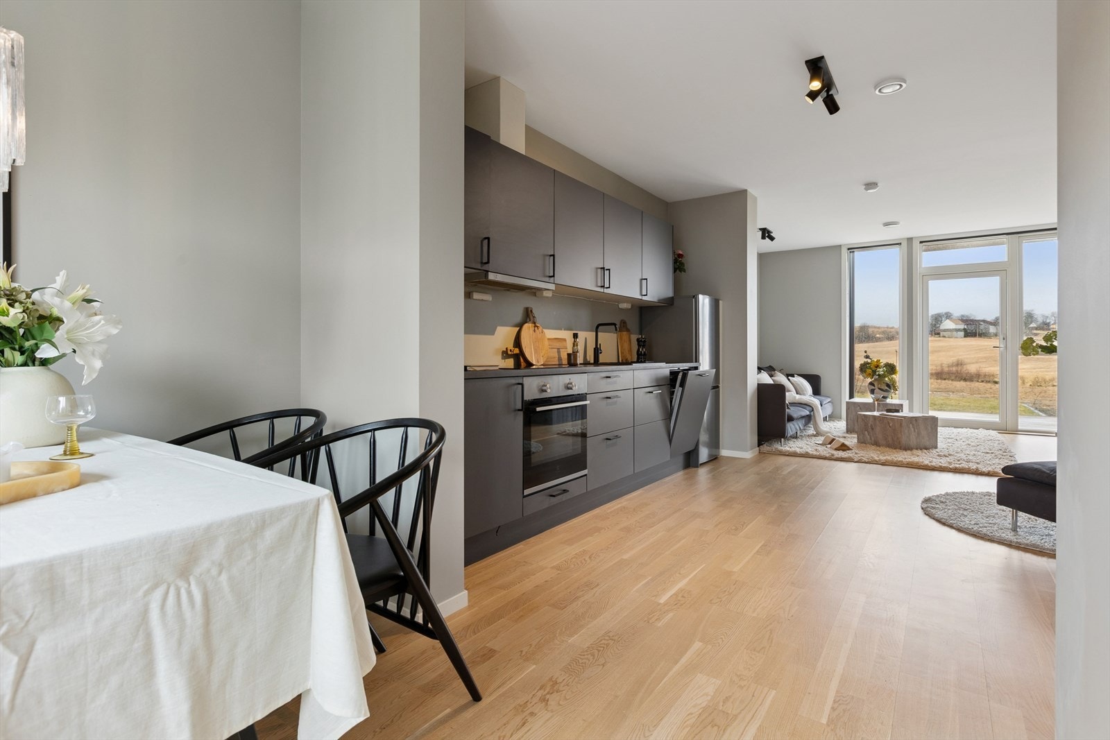 Kjøkkenet har moderne og smakfull innredning med glatte fronter og laminat benkeplate. Galleribilde