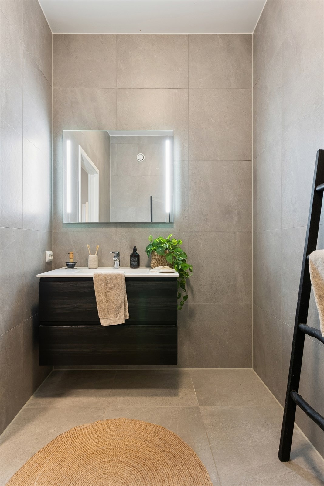 Innredning med nedfelt servant med skuffer og speil med ledlys. Galleribilde