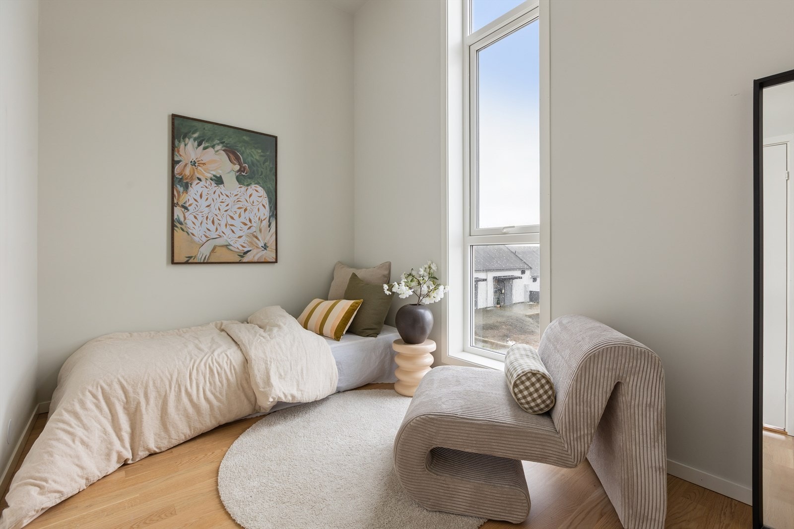 Parkettgulv og lyse vegger skaper et lyst rom med gode lysforhold. Galleribilde