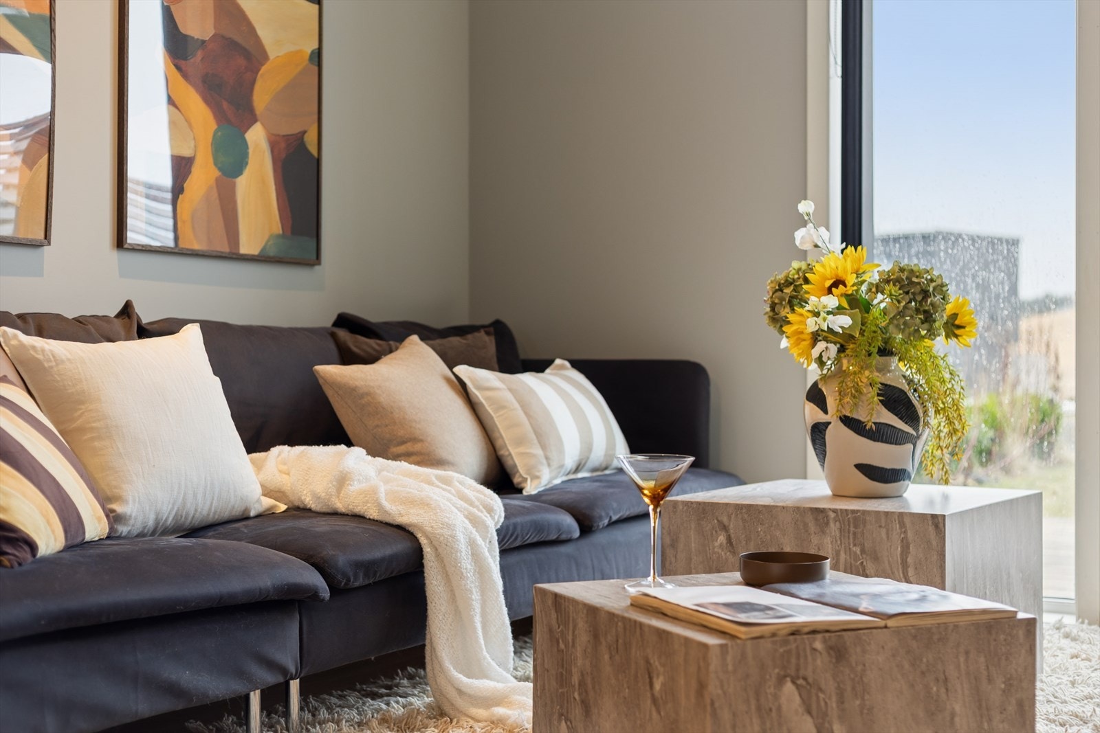 Det er god plass til en stor sofagruppe og øvrig møblering. Galleribilde