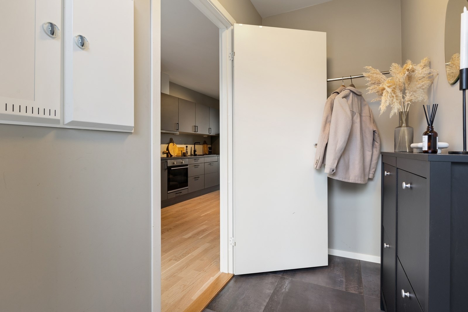 Plass til yttertøy og sko i entrèen. Galleribilde