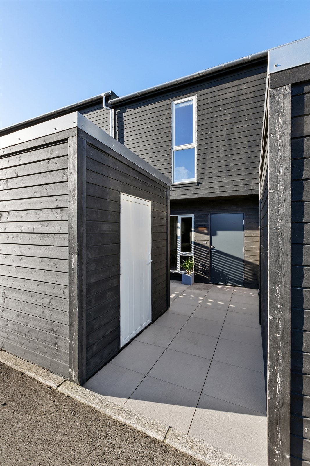 Ekstern bod ved inngangspartiet gir praktisk oppbevaring og fin skjerming. Galleribilde