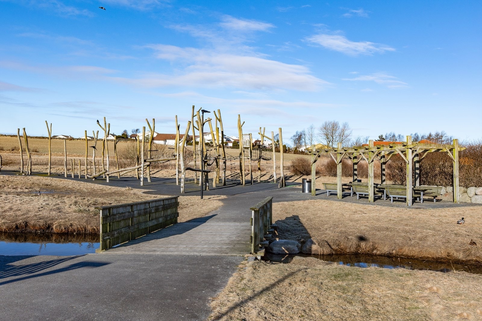 Nærområdet tilbyr en flott lekeområde med gangvei og sitteområder. Galleribilde