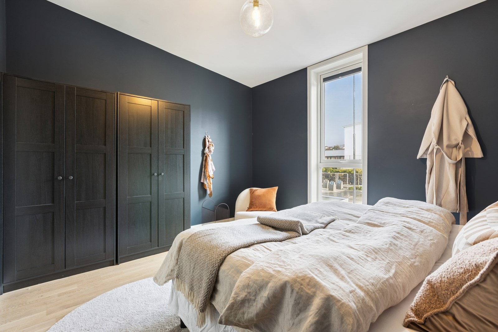 Garderobeløsningen gir smart og effektiv oppbevaring i rommet. Galleribilde