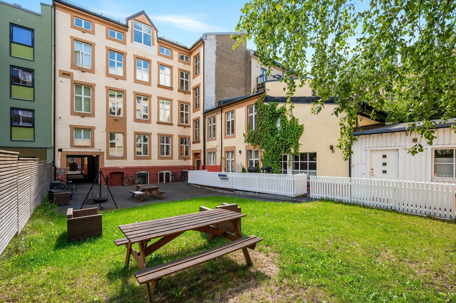 Bakgård på sommerstid Galleribilde