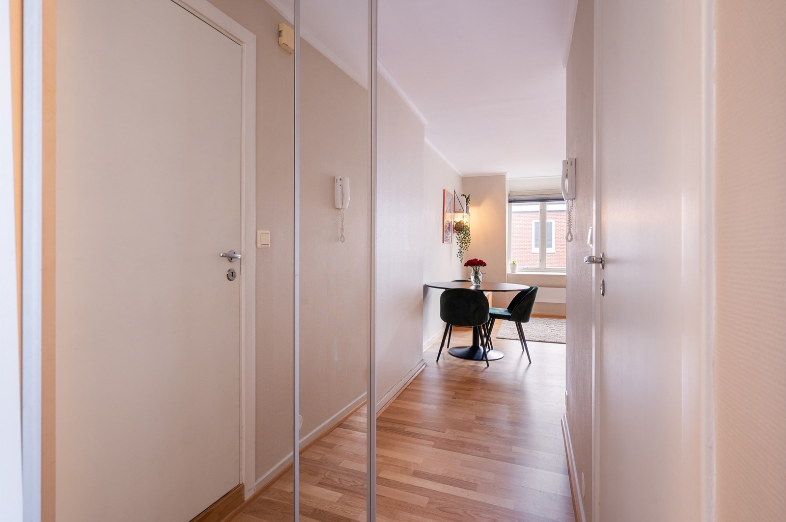 Entré med garderobeskap Galleribilde